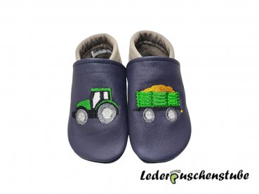 Lederpuschen dunkelblau-grau, Stickerei Traktor-Anhängerladung mittelgrün-grau-maisgelb